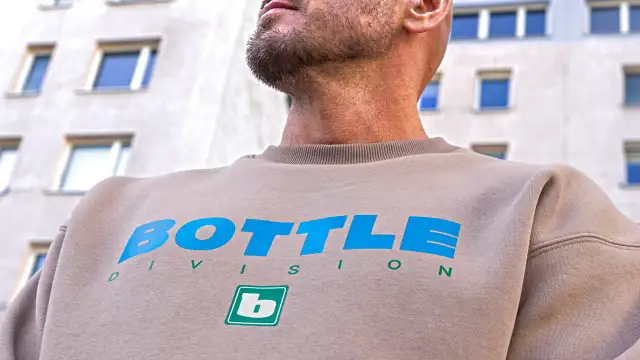 Bluza butelkowa zieleń: gdzie kupić? Przewodnik i stylizacje