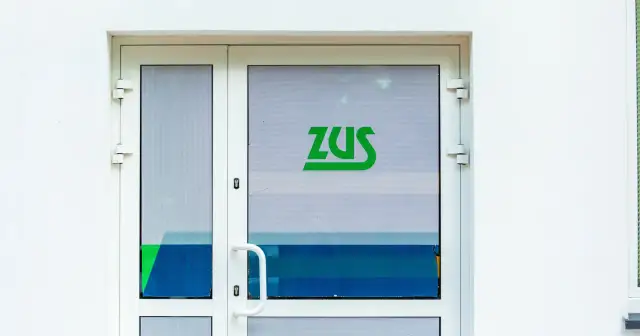 Drzwi z zielonym logo ZUS.