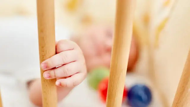 Jak oduczyć dziecko zasypiania przy bujaniu? Skuteczne metody!