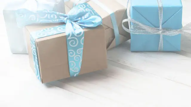 Prezent na komunię dla chłopca 2026: co kupić, ile dać?