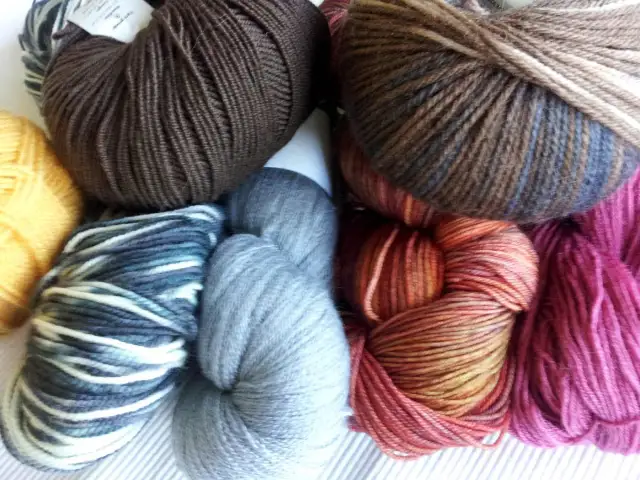 Ile wełny potrzeba na sweter? Sprawdź, by nie kupić za mało!