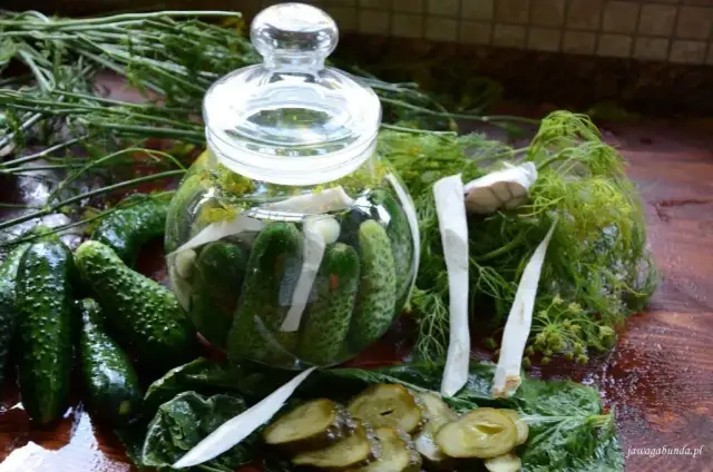 Idealne ogórki kiszone w słoiku: Przepis, który zawsze działa!