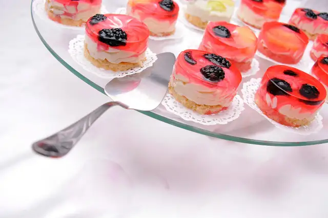 Jak zrobić słodki stół w domu? Przepisy na efektowne mini deserki