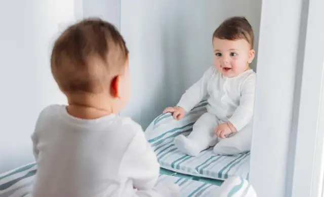 Dlaczego dziecko nie powinno patrzeć w lustro? Fakty i mity