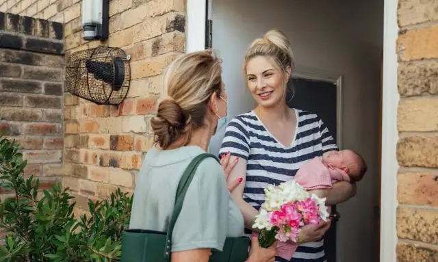 Dwutygodniowy noworodek w gościach: Czy to bezpieczne? Porady ekspertów