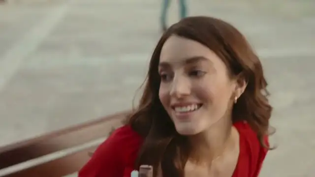 Kto śpiewa w reklamie Kinder Bueno? Zaskakujące fakty o muzyce