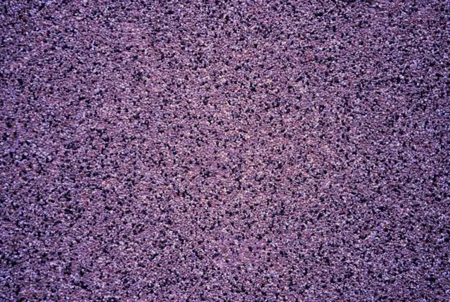 Fioletowy tynk mozaikowy o drobnej granulacji. Wydajność 15 kg na ok. 3-4 m² powierzchni, zależnie od grubości warstwy.