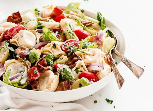 Z czym podać tortellini? Odkryj 15+ pomysłów na sosy i sałatki!