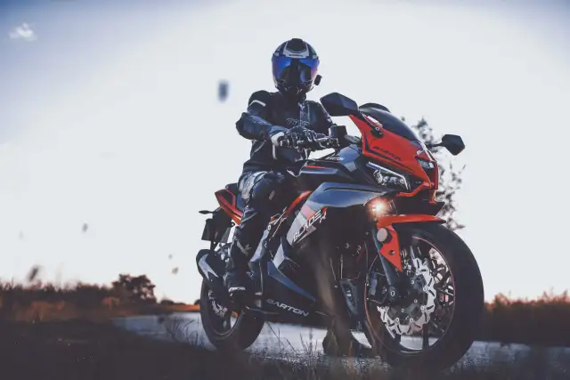 Motocyklista w kombinezonie na sportowym Barton Blade. Zastanawiasz się, ile pali motocykl?