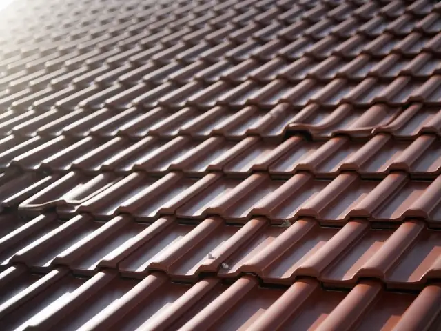 Ile dachówek na metr? Poznaj dokładne liczby i kluczowe czynniki