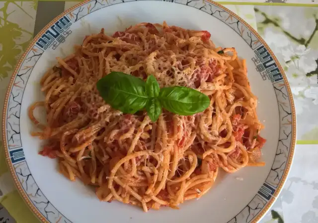 Idealny sos do spaghetti ze świeżych pomidorów? Poznaj mój przepis!