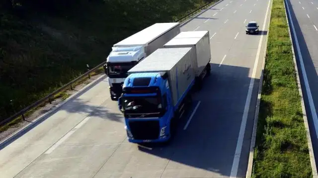 Czy ciężarówka może wyprzedzać na autostradzie? Sprawdź nowe zasady