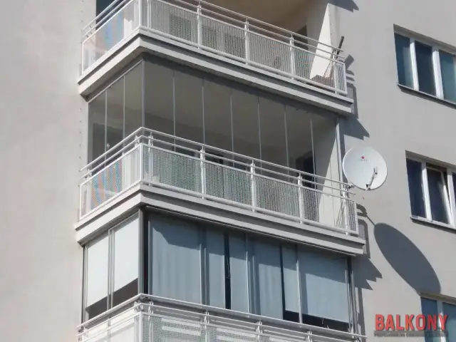 Ile kosztuje zabudowa balkonu? Cennik, systemy i jak oszczędzić.