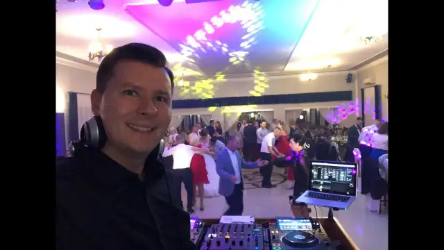 Jak napisać do DJ-a na 18. urodziny? Poradnik i wzory wiadomości