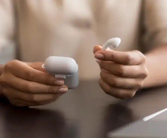 Jak wyczyścić AirPods, aby uniknąć uszkodzeń i zachować ich jakość