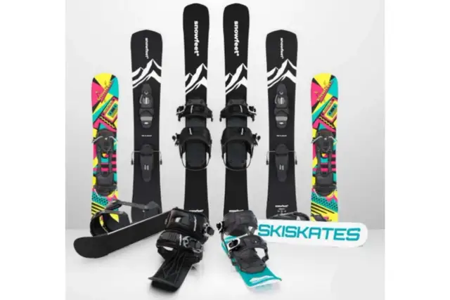 Narty do skakania i snowboardy z kolorowymi grafikami. Dwa zestawy nart do skakania z czarnymi wiązaniami i grafiką górską. Dwa snowboardy z kolorowymi wzorami.