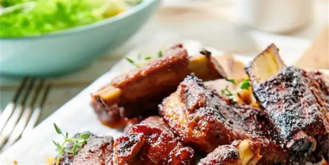 Idealne żeberka: Jak zrobić miękkie i soczyste? Sprawdzone przepisy!