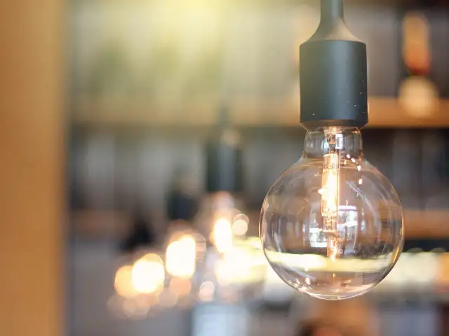 Jaka moc żarówki do pokoju? Licz lumeny, nie waty!