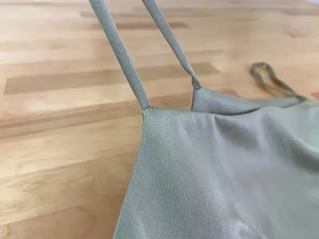 Spaghetti straps: jak je nosić, szyć i stylizować na lato