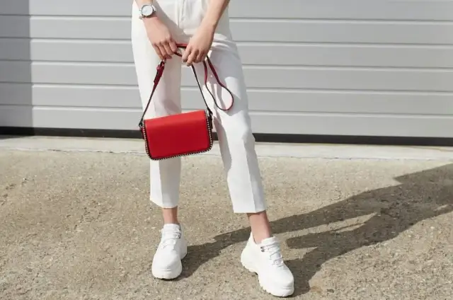 Jaka torebka do czerwonych butów? Odkryj sekrety stylistki!