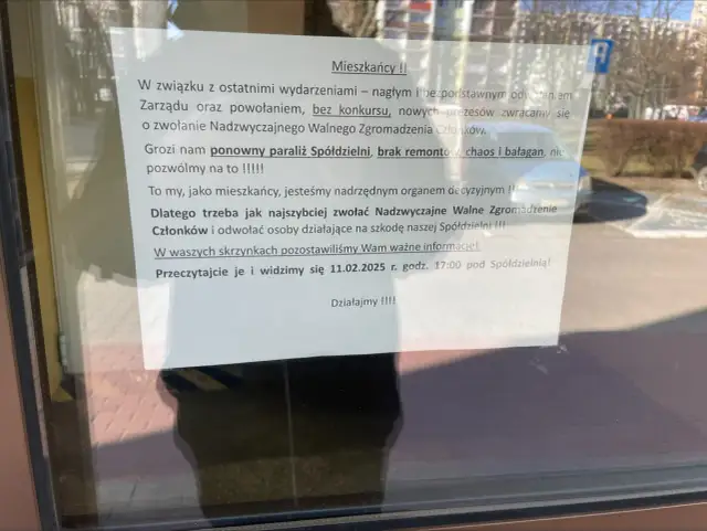 Ogłoszenie na szybie z informacją o zwołaniu Nadzwyczajnego Walnego Zgromadzenia Członków Spółdzielni.