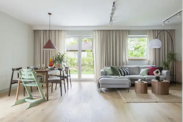 Jaka podłoga do ciemnych okien? Kluczowe wskazówki dla pięknego wnętrza