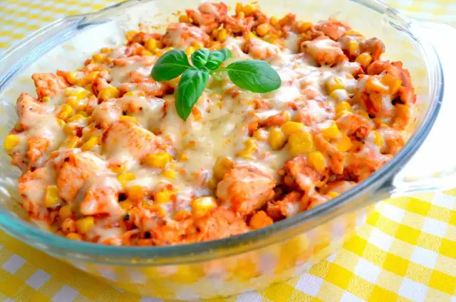 Zapiekanka z makaronem i kurczakiem: Studencki hit na budżet i czas