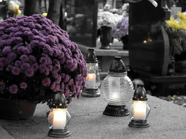 Co oznacza zbicie znicza na cmentarzu? Zrozumienie symboliki i wierzeń