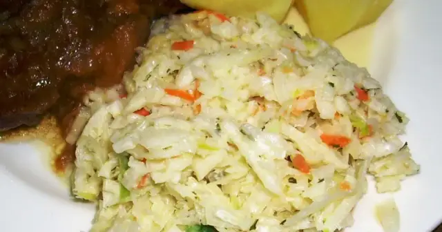 Surówka z białej kapusty jak nad morzem – prosty przepis na lato