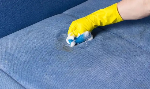 Jak sprać krew z kanapy - skuteczne metody na uporczywe plamy