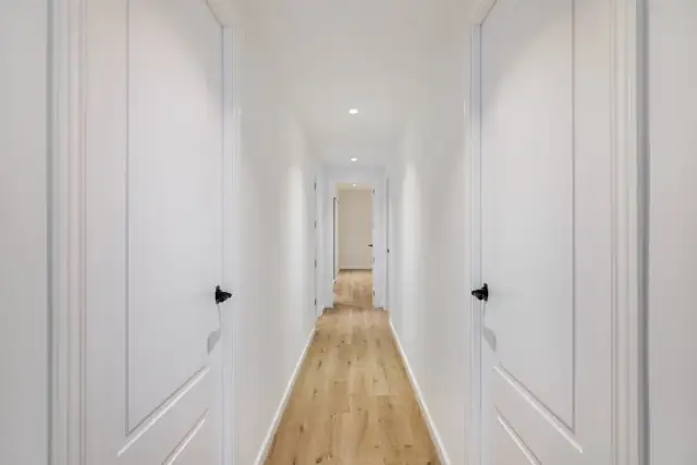 Wąski przedpokój? Tapeta, która go powiększy i rozjaśni!