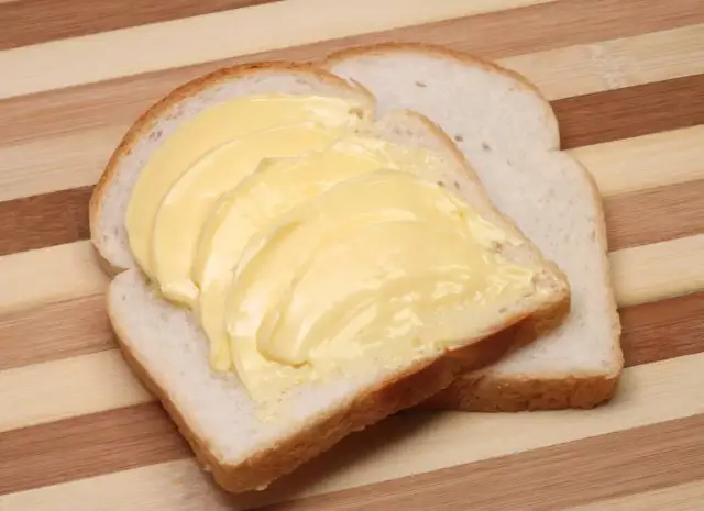 Czym smarować chleb przy wysokim cholesterolu? Zdrowe alternatywy, które działają