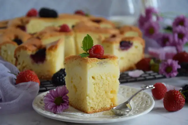 Szybkie ciasto z twarogiem i owocami leśnymi, udekorowane maliną i miętą. Idealne na deser.