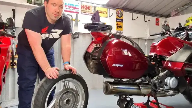 Ile oleju do silnika Honda Deauville 700? Oto kluczowe informacje