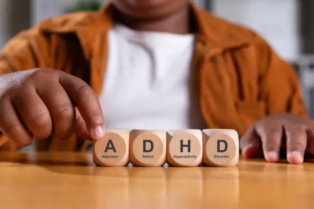 Ile kosztują leki na ADHD? Ceny, refundacja i wiek pacjenta