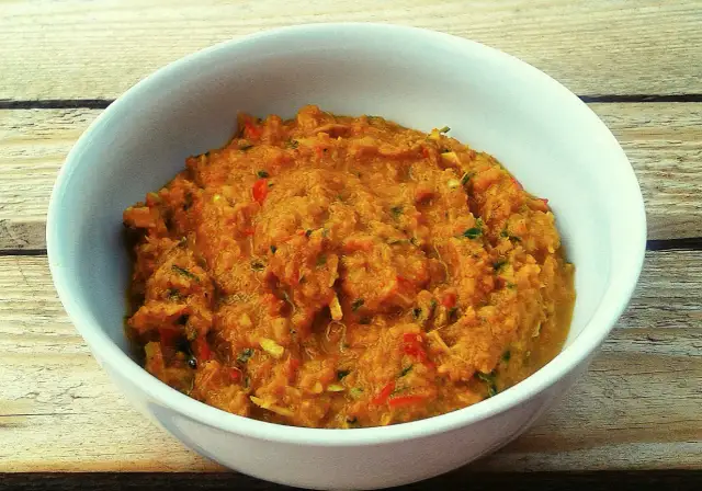 Miseczka z domową pastą curry na drewnianym tle.