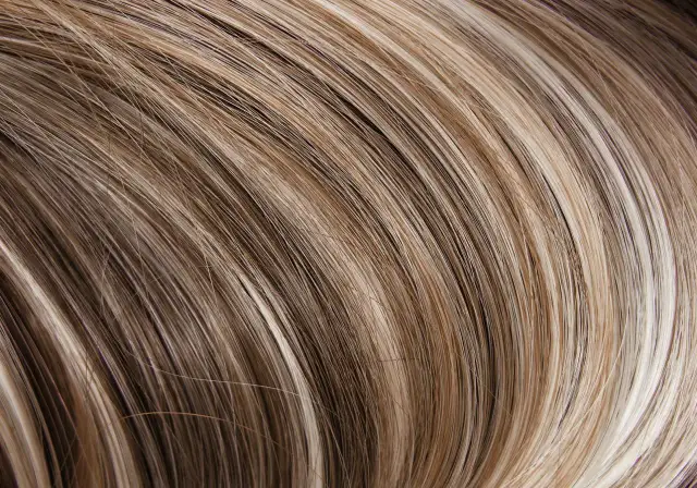 Braune Haare mit blonden Strähnchen: Welcher Look passt zu Ihnen?