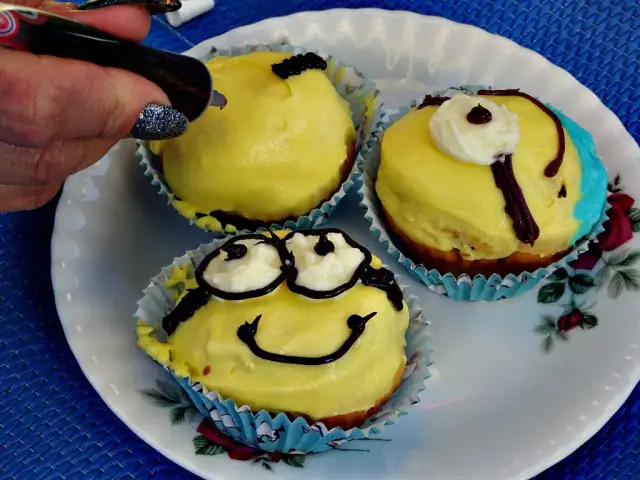 Jak udekorować babeczki pisakami - proste triki i pomysły na dekoracje