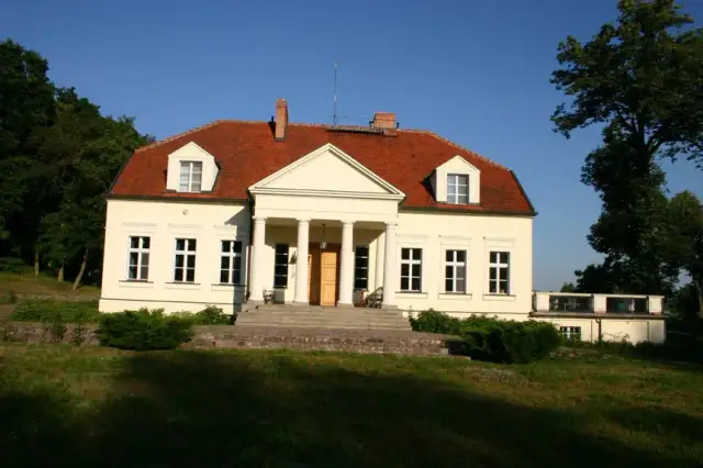 Odkryj tajemnice dworku w Chobielinie - historia i kultura w jednym miejscu