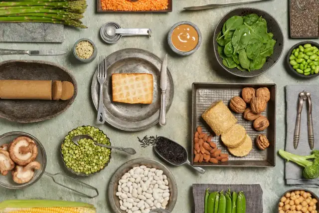 Czym zastąpić nabiał w diecie wegańskiej? Sprawdzone alternatywy