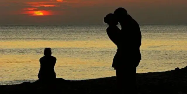 Czy dziewczyna tęskni po rozstaniu? Odkryj, co czuje po zakończeniu związku