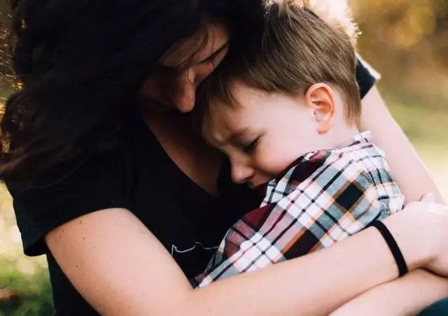 Dziecko z trudnymi emocjami: Konkretne kroki i wsparcie dla rodziców