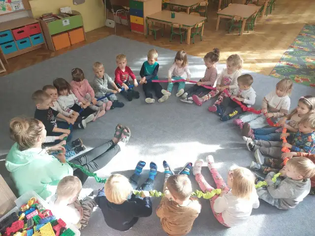 Guma sensoryczna: 100% rozwoju, 0% nudy? Pomysły na zabawy!