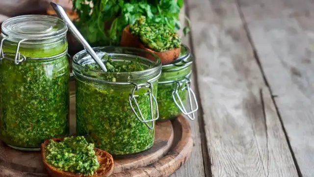 Pesto bez pinioli? Odkryj tanie i smaczne zamienniki!