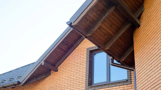 Malować podbitkę z dwóch stron? Klucz do trwałości dachu!