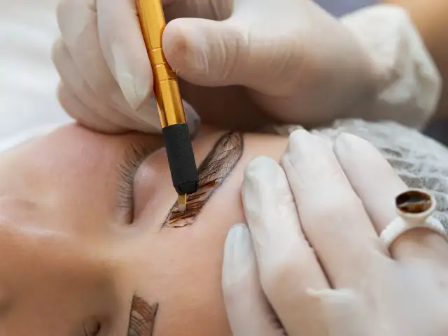 Usuwanie makijażu permanentnego: Czy domowe sposoby są bezpieczne?