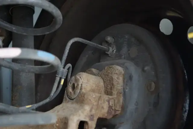 Ile kosztuje wymiana szczek hamulcowych w warsztacie? Sprawdź ceny!