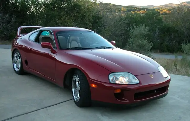 Toyota Supra pod maską: jaką mocą dysponują silniki sportowego coupé?