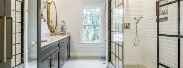 Jak urządzić wąską łazienkę z oknem? 10 sprytnych pomysłów