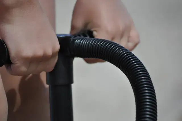 Jak napompować piłkę gimnastyczną bez błędów i frustracji